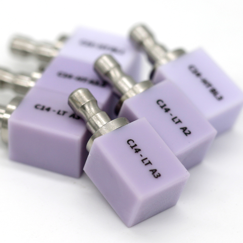 Tecniche di cementazione adesiva forte per ceramiche vetrose Audental per restauri anteriori