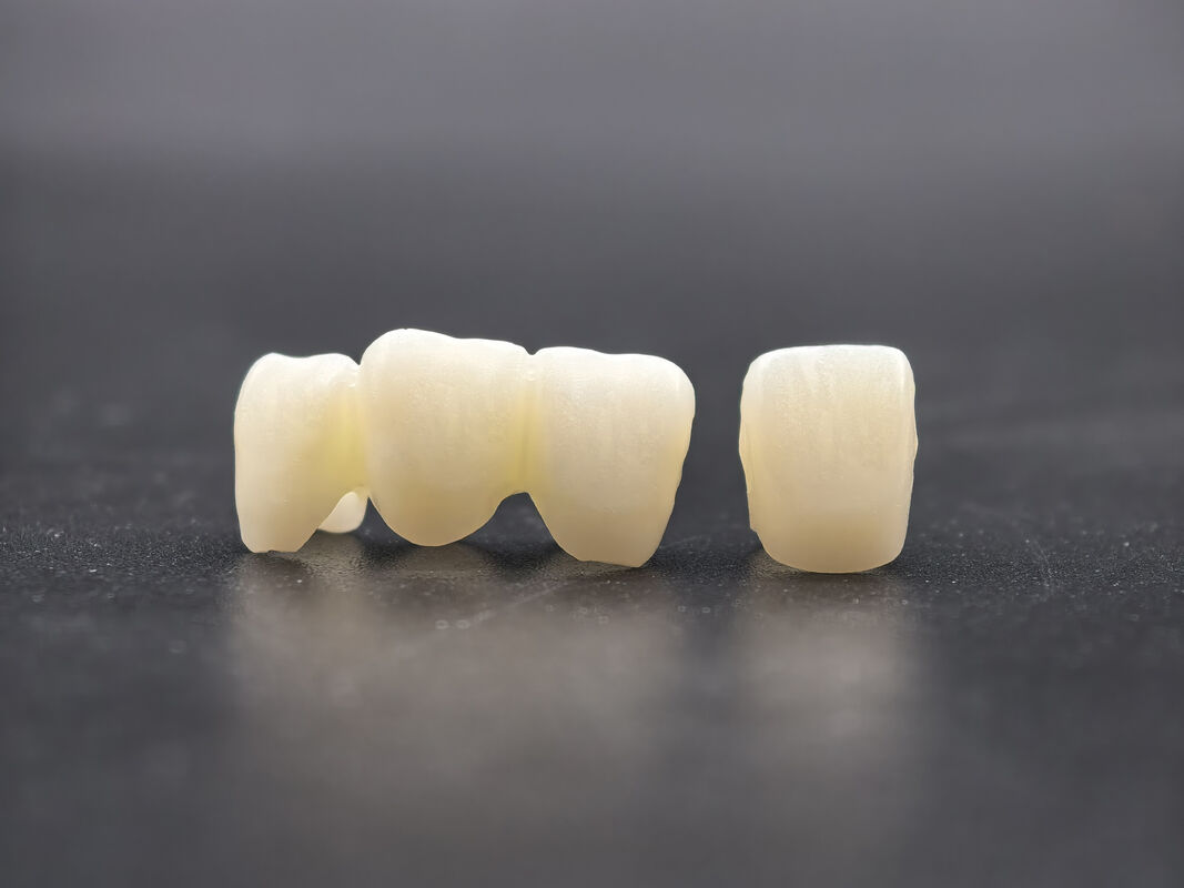 Blocco di zirconia dentale, preconfezionato per la lavorazione CADCAM, con resistenza superiore e traslucidità che imita da vicino i denti naturali