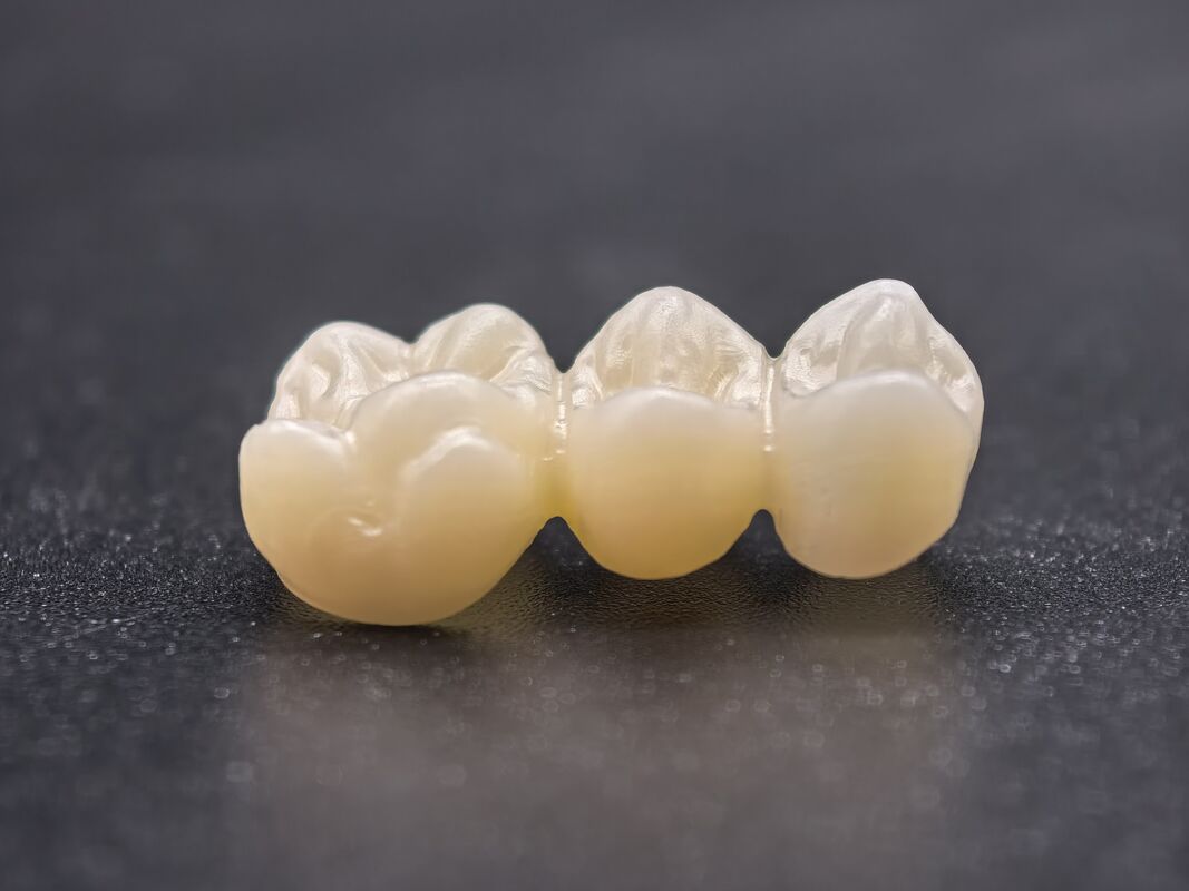 Blocco di zirconia dentale con transizioni d'ombra senza soluzione di continuità e alta densità per restauri dentali durevoli e realistici