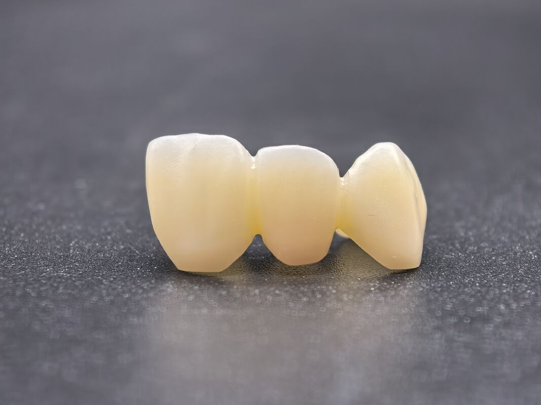 Blocco di zirconia dentale con transizioni d'ombra senza soluzione di continuità e alta densità per restauri dentali durevoli e realistici
