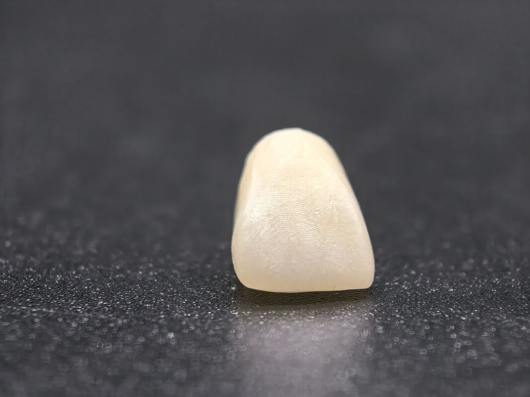 Blocco di zirconia dentale con transizioni d'ombra senza soluzione di continuità e alta densità per restauri dentali durevoli e realistici