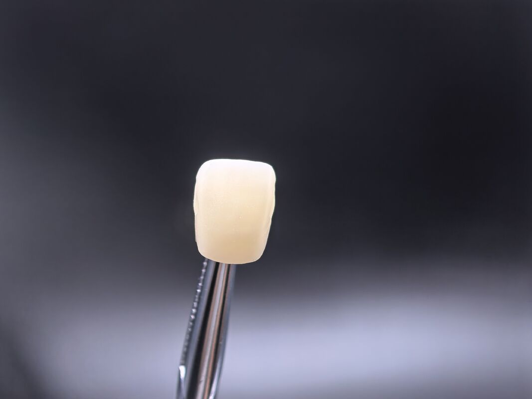 Blocco di Zirconia Dentale compatibile con sistemi CAD CAM che offre molteplici tonalità e lavorazione rapida per restauri dentali anteriori